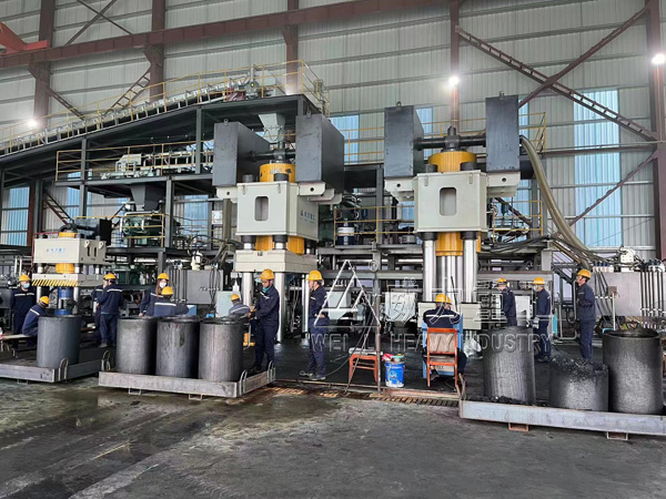2000噸坩堝液壓機客戶使用現(xiàn)場
